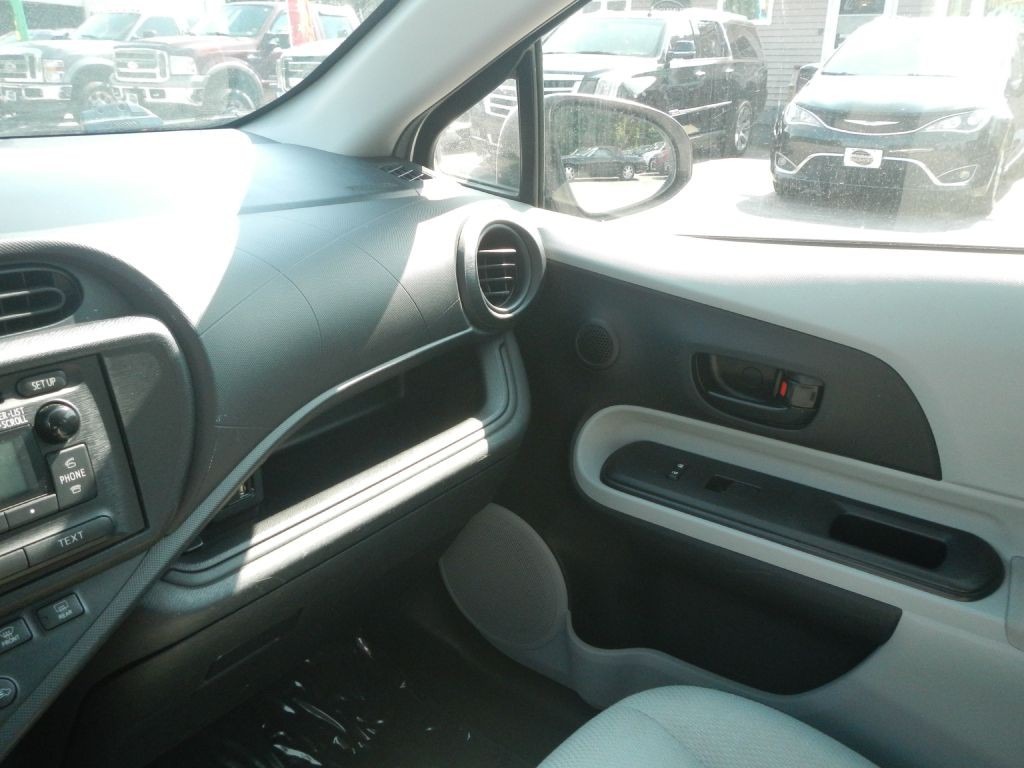 2012 Toyota Prius Image 47