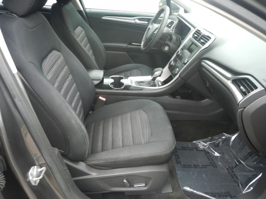 2016 Ford Fusion Image 45