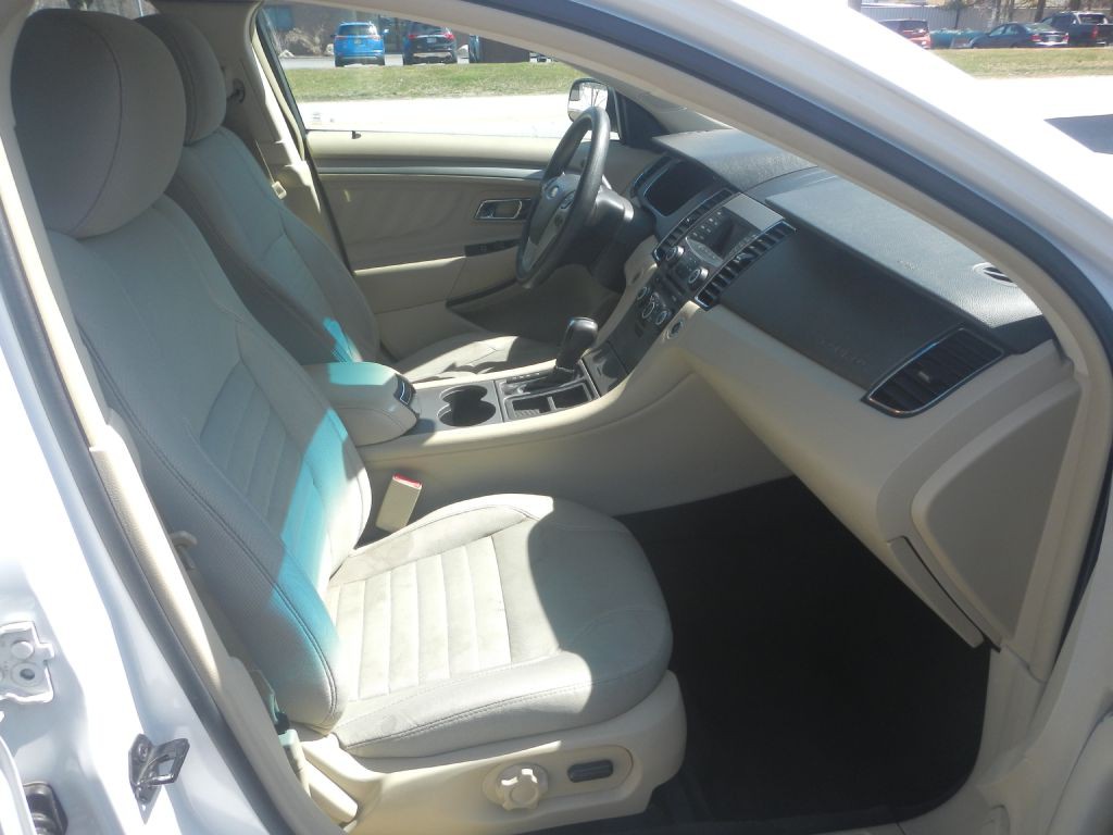 2014 Ford Taurus Image 17