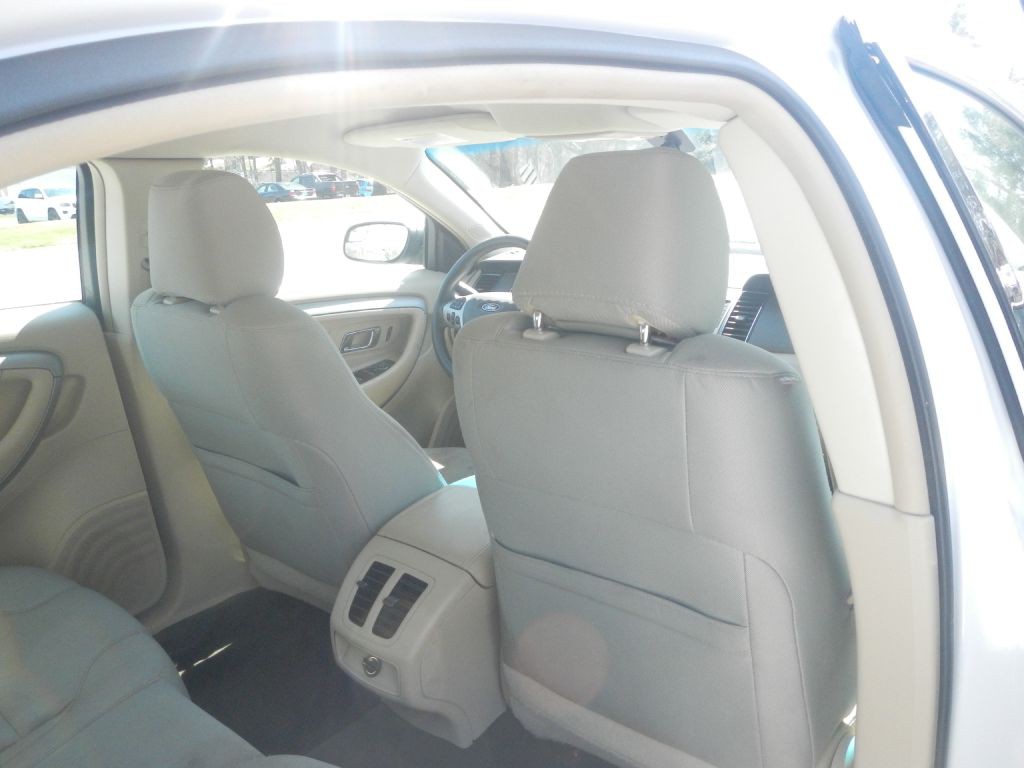 2014 Ford Taurus Image 25