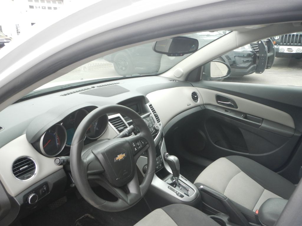 2016 Chevrolet Cruze Image 2