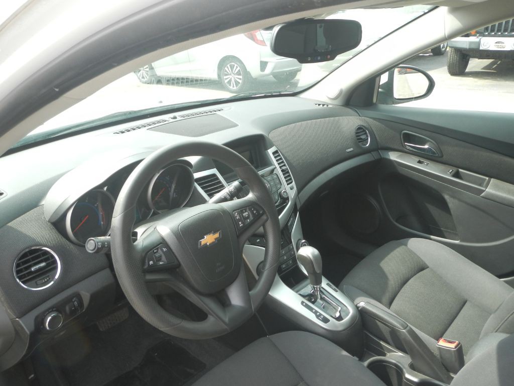 2015 Chevrolet Cruze Image 2