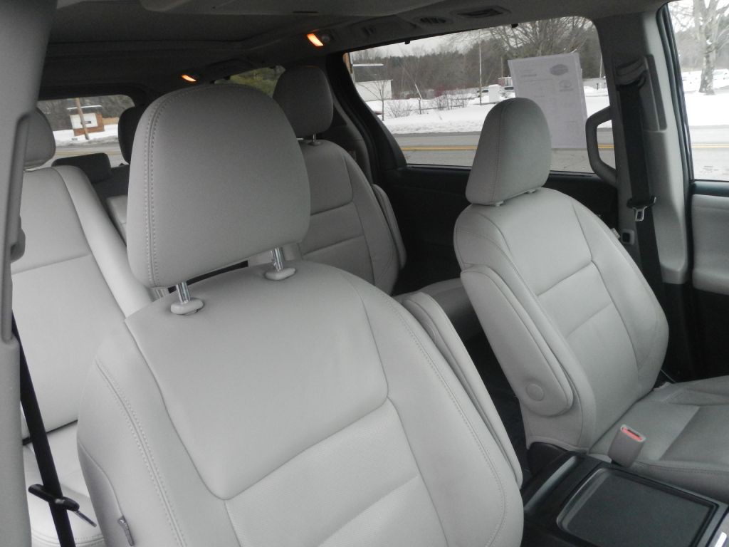 2015 Toyota Sienna Image 3