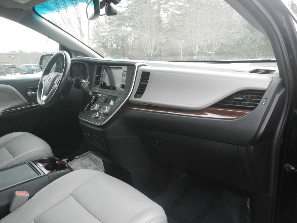 2015 Toyota Sienna Image 4