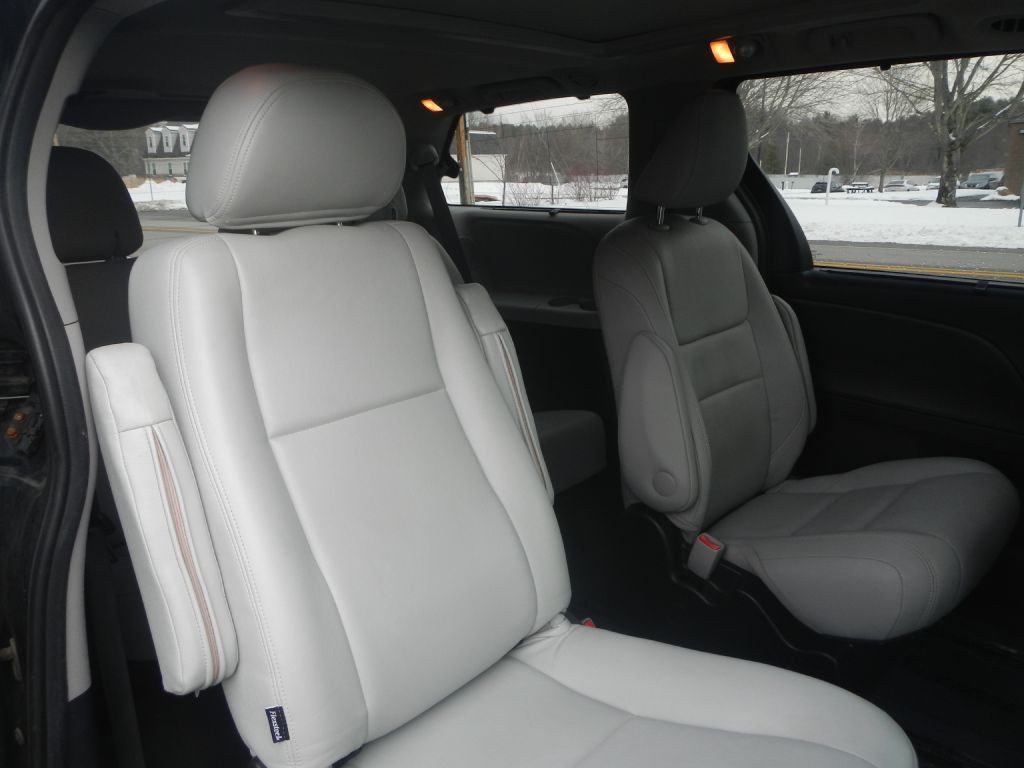 2015 Toyota Sienna Image 5