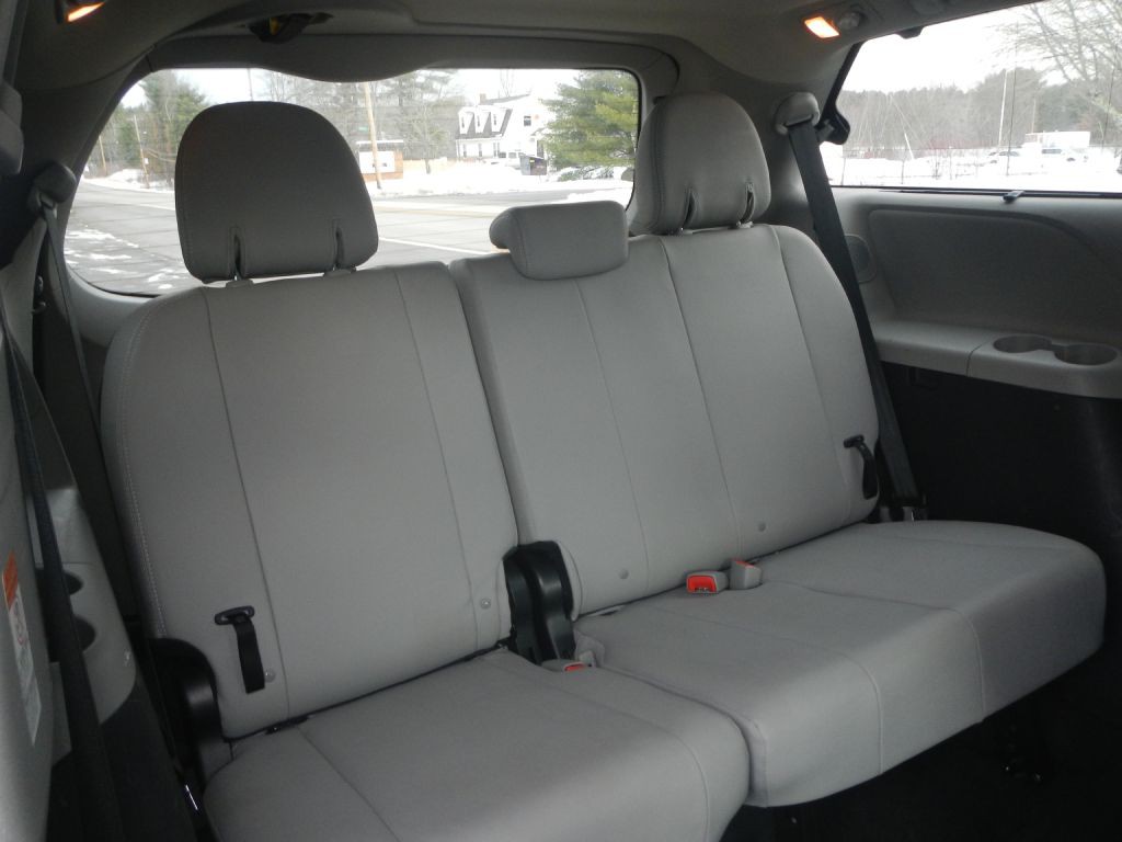 2015 Toyota Sienna Image 6