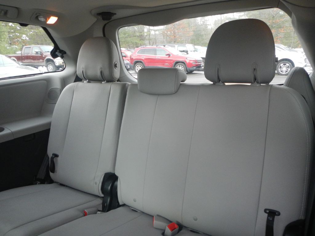 2015 Toyota Sienna Image 9