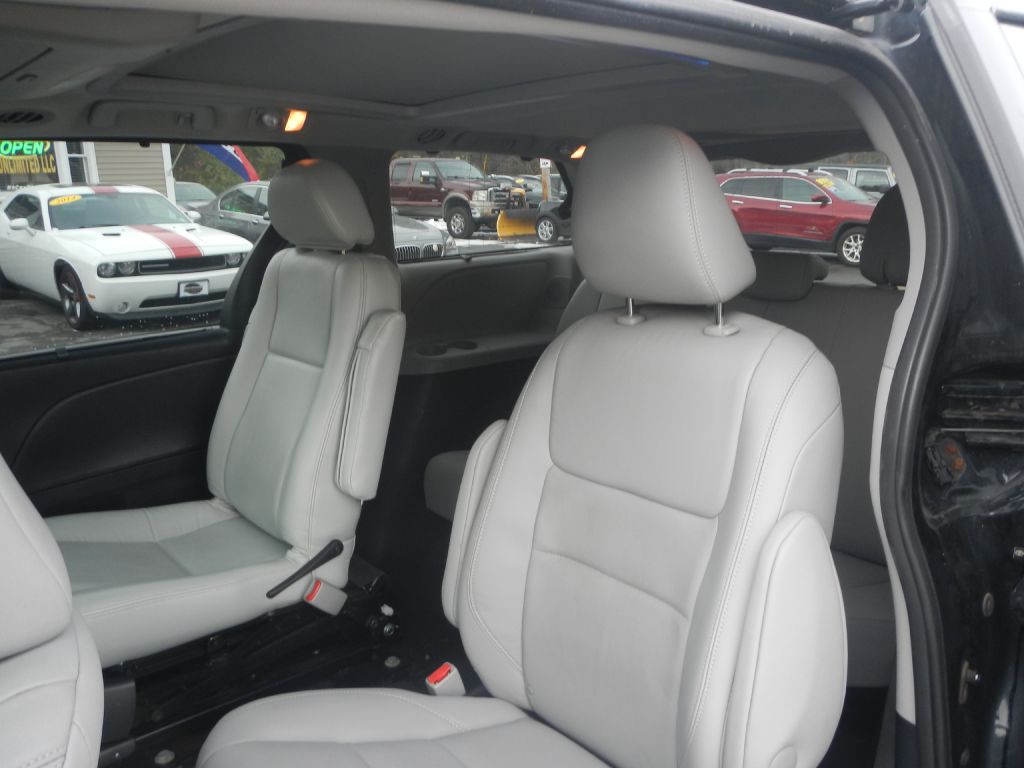2015 Toyota Sienna Image 10
