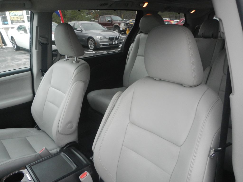 2015 Toyota Sienna Image 11