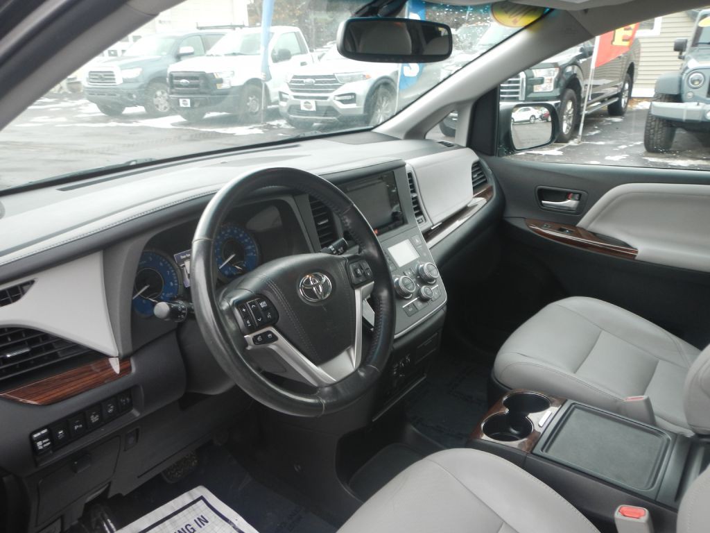 2015 Toyota Sienna Image 12