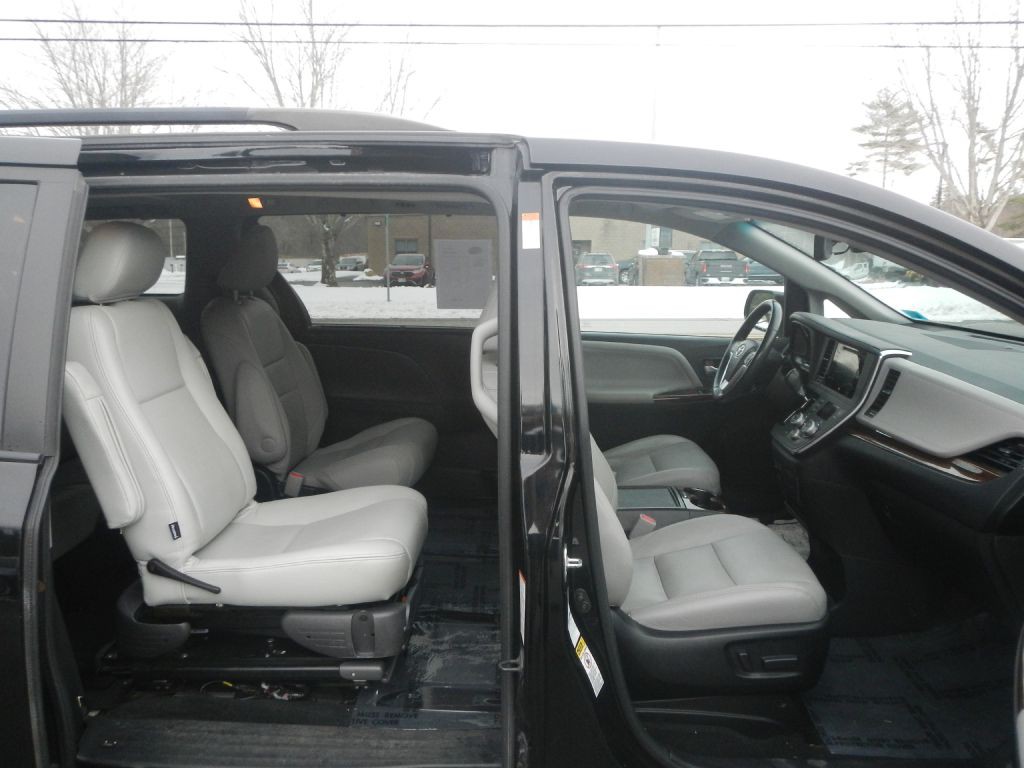 2015 Toyota Sienna Image 18