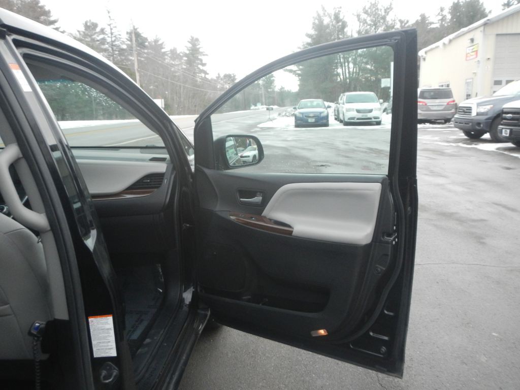 2015 Toyota Sienna Image 19