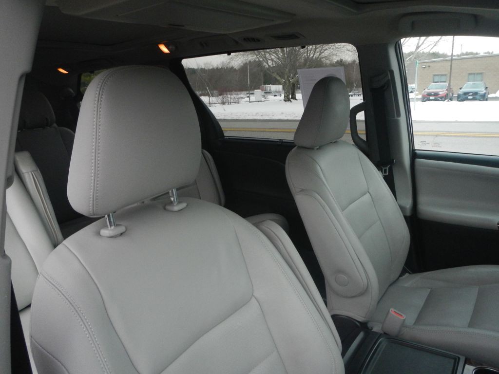 2015 Toyota Sienna Image 22