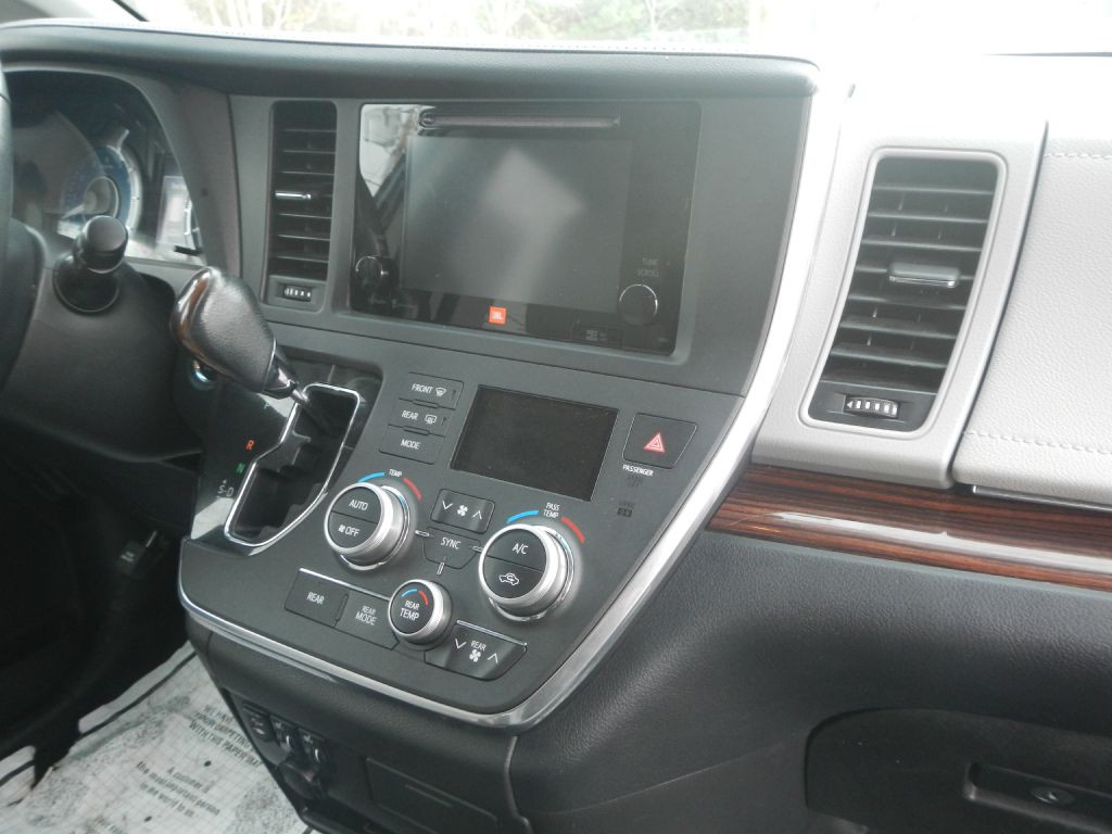 2015 Toyota Sienna Image 24