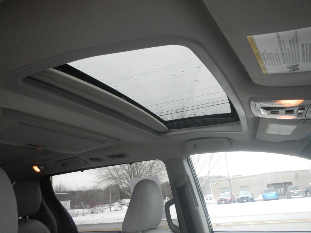 2015 Toyota Sienna Image 26