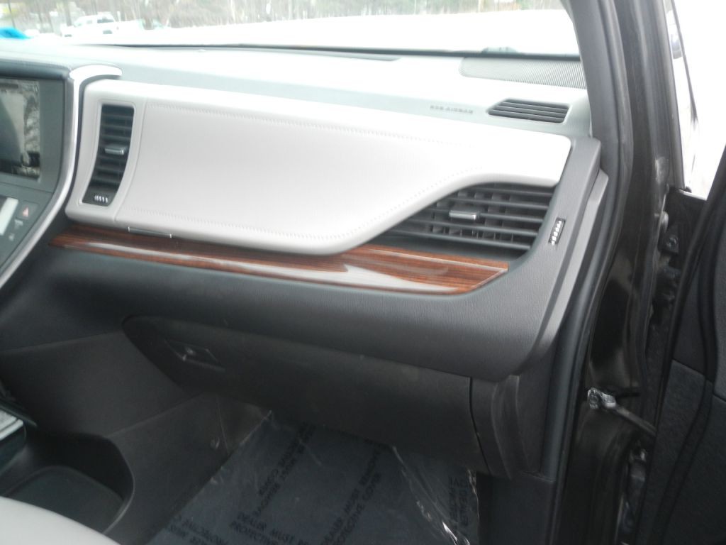 2015 Toyota Sienna Image 27
