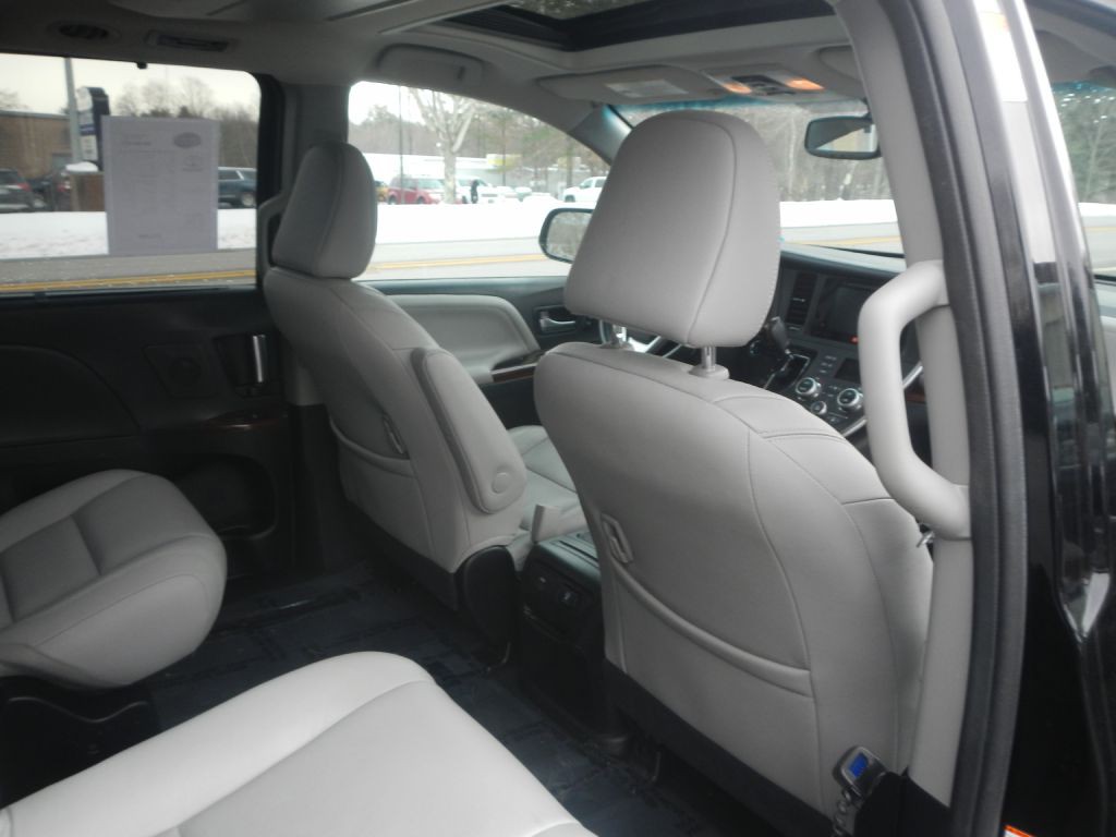 2015 Toyota Sienna Image 28
