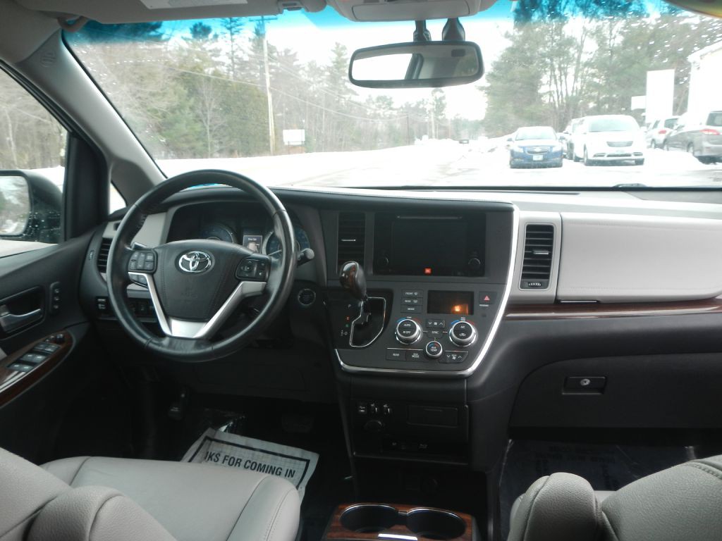 2015 Toyota Sienna Image 29