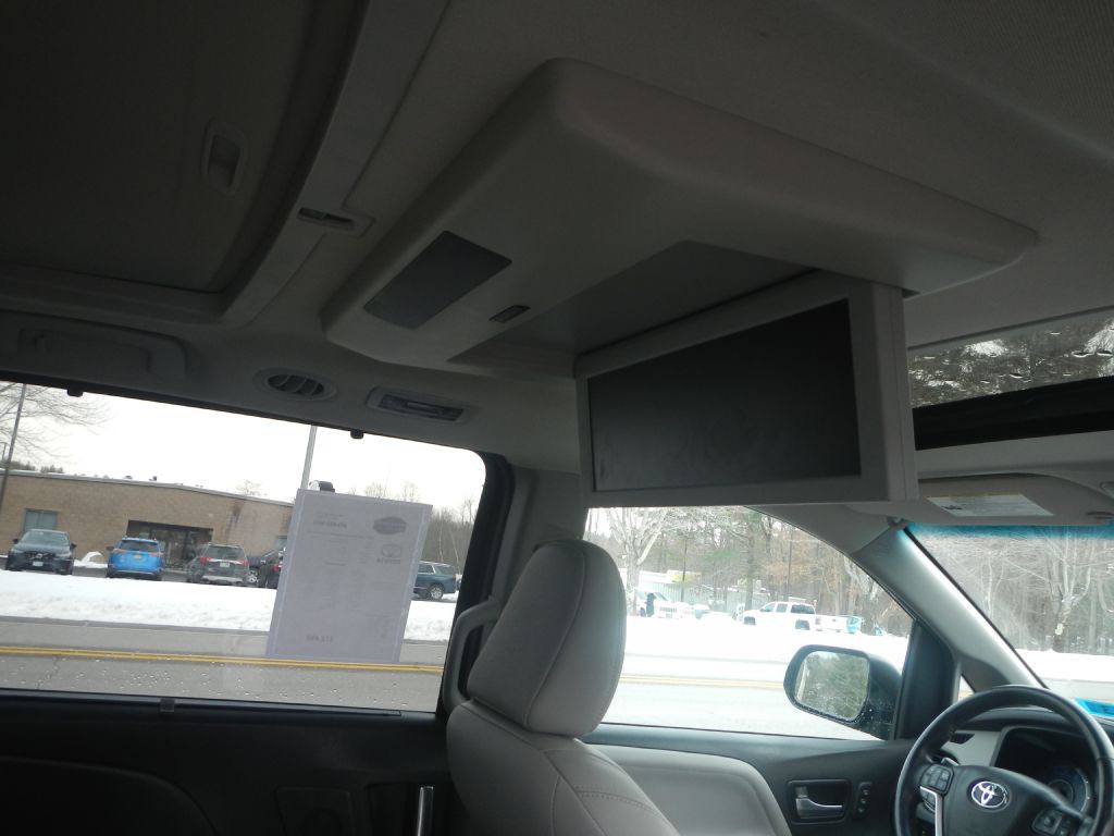 2015 Toyota Sienna Image 30