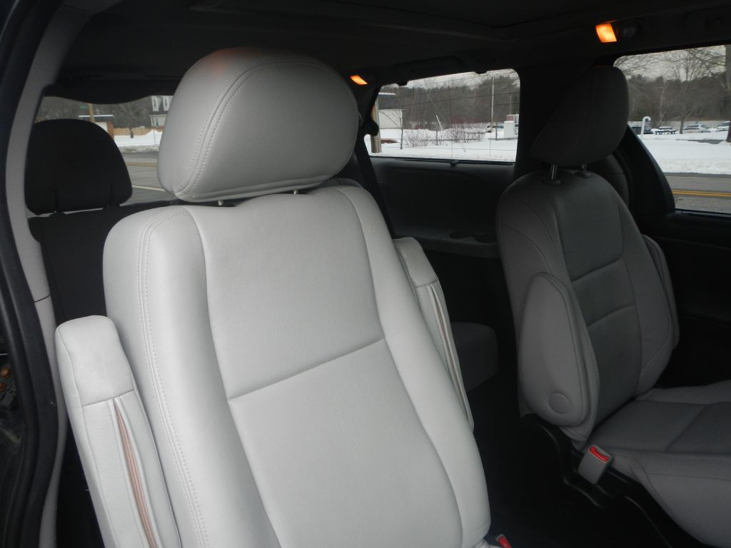 2015 Toyota Sienna Image 32