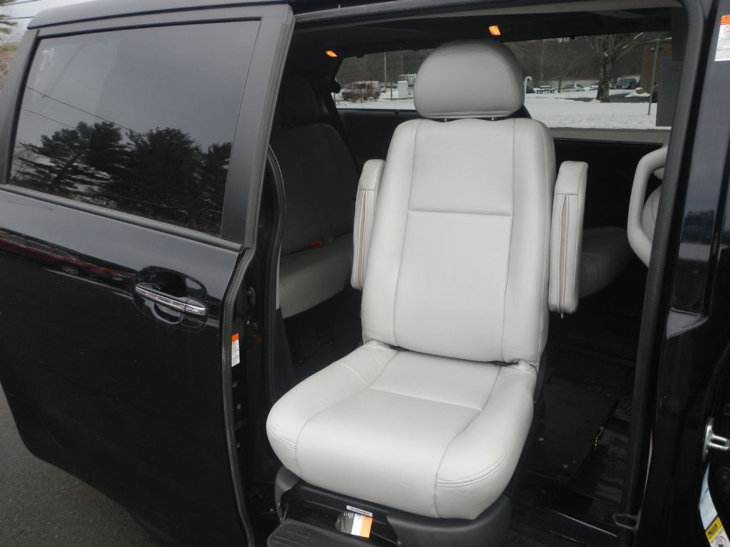 2015 Toyota Sienna Image 33