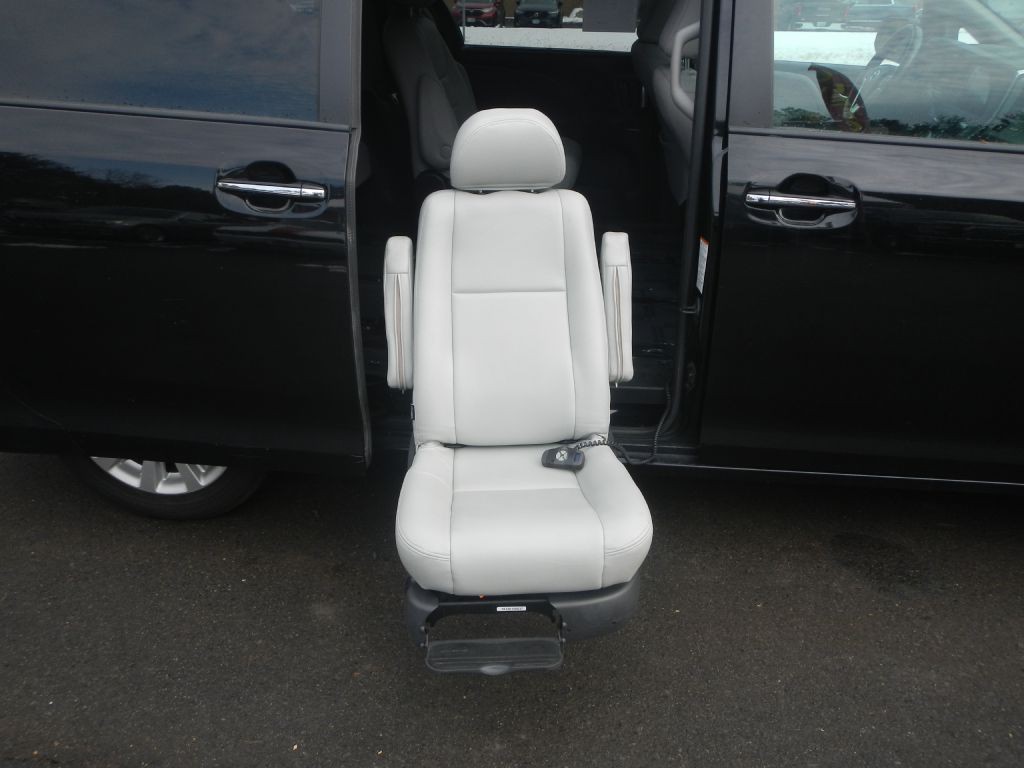 2015 Toyota Sienna Image 34