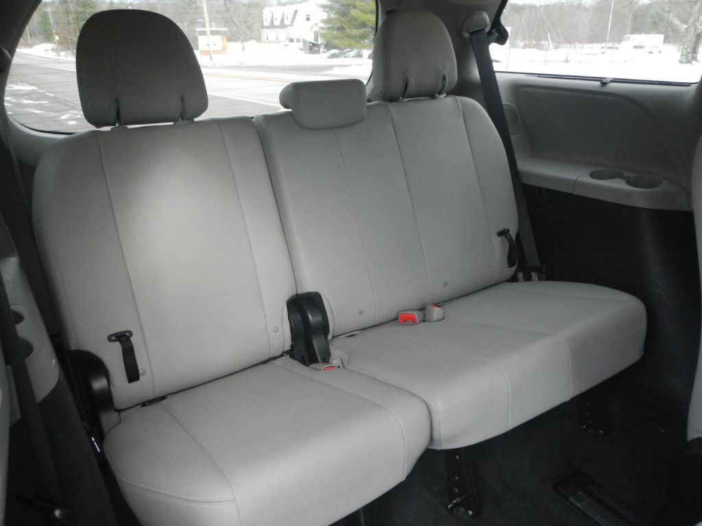 2015 Toyota Sienna Image 35