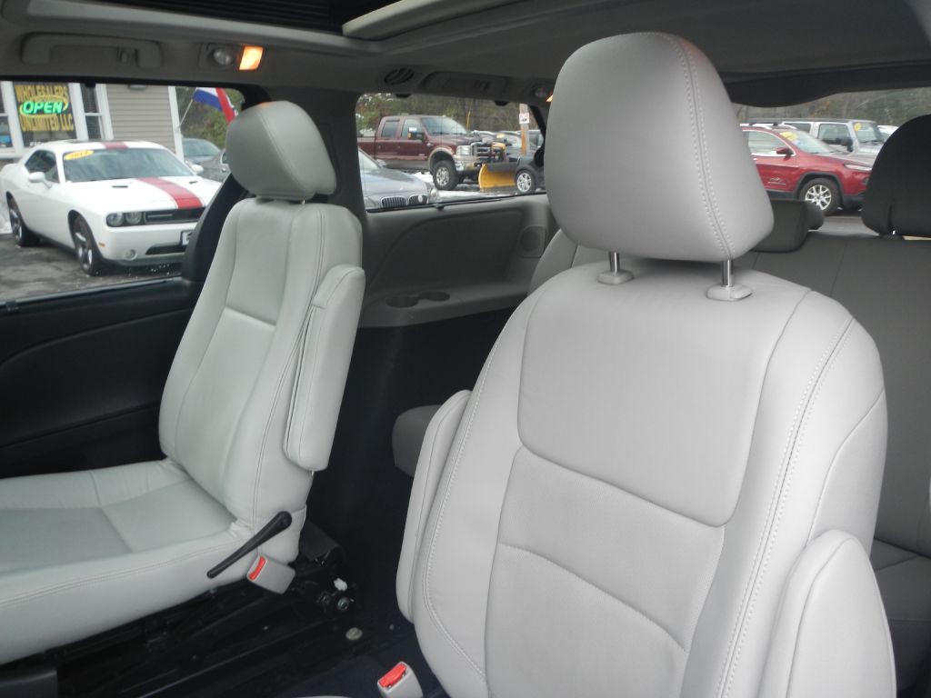 2015 Toyota Sienna Image 45