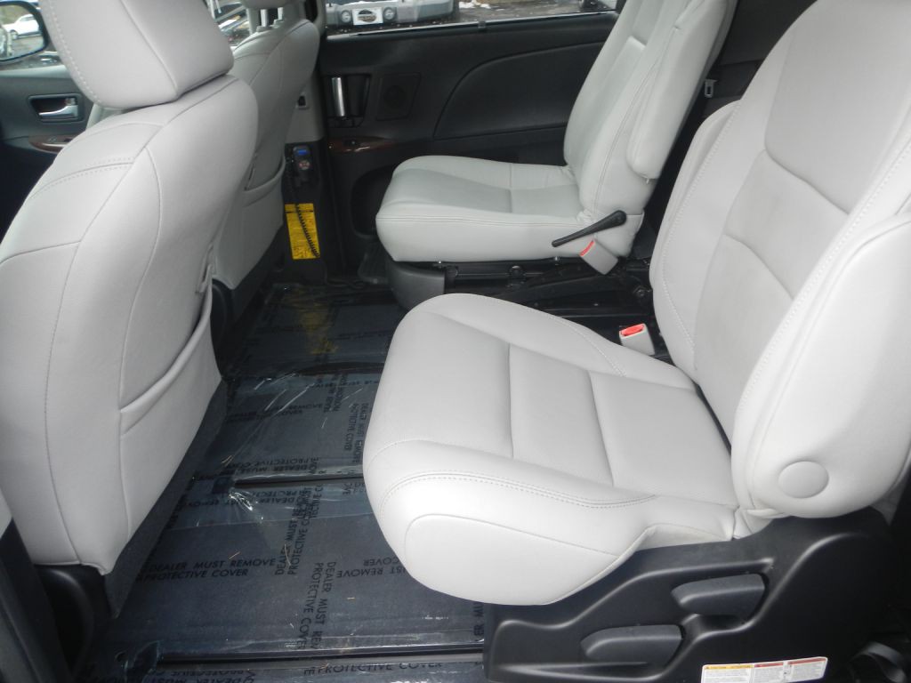 2015 Toyota Sienna Image 46