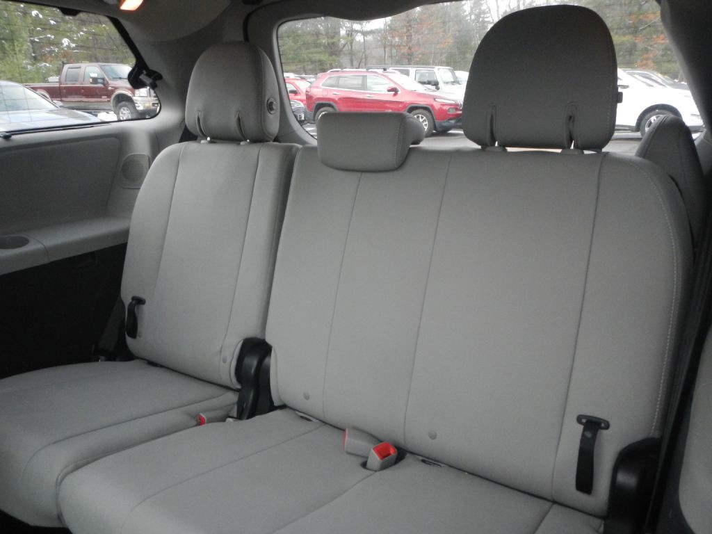 2015 Toyota Sienna Image 48
