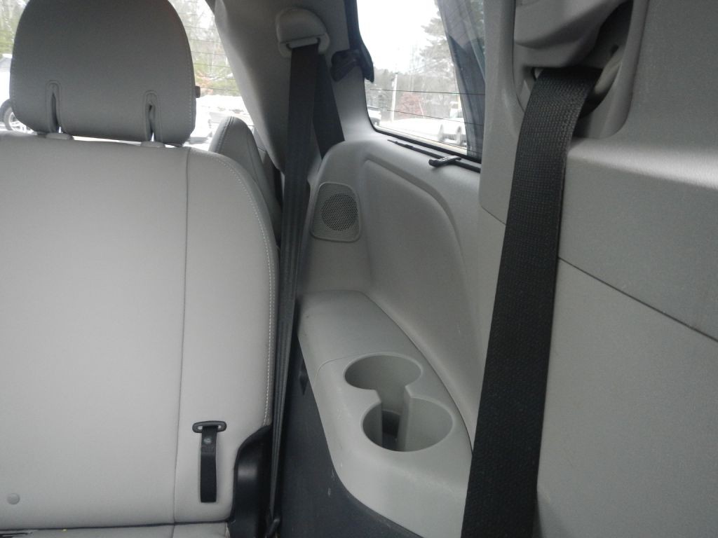 2015 Toyota Sienna Image 49