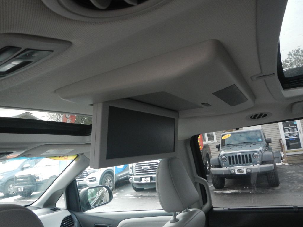 2015 Toyota Sienna Image 50