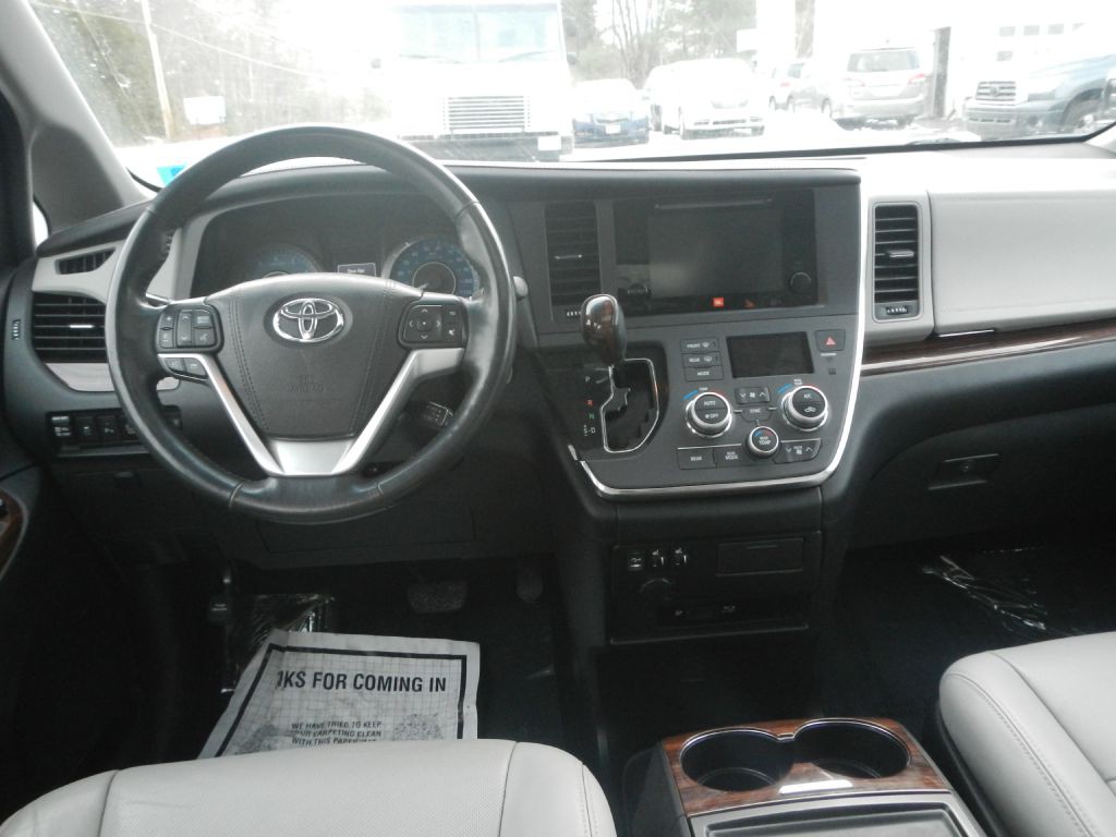 2015 Toyota Sienna Image 51
