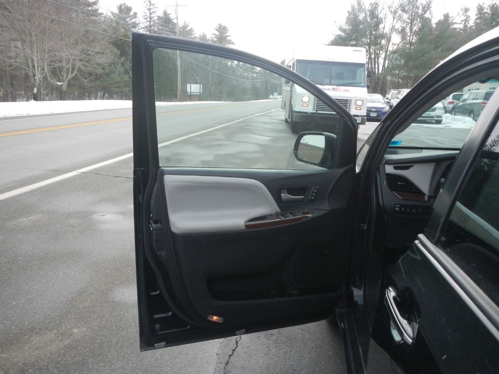 2015 Toyota Sienna Image 52