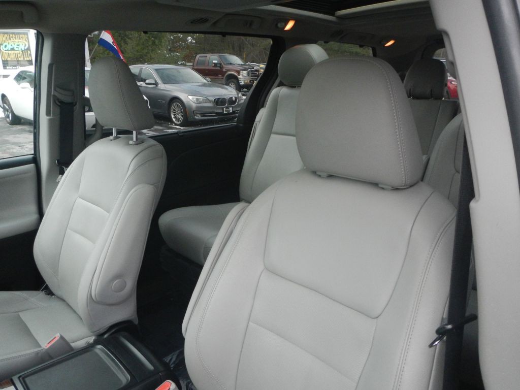 2015 Toyota Sienna Image 54