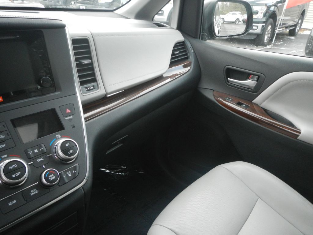 2015 Toyota Sienna Image 56
