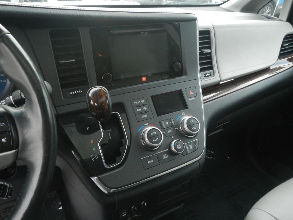 2015 Toyota Sienna Image 57