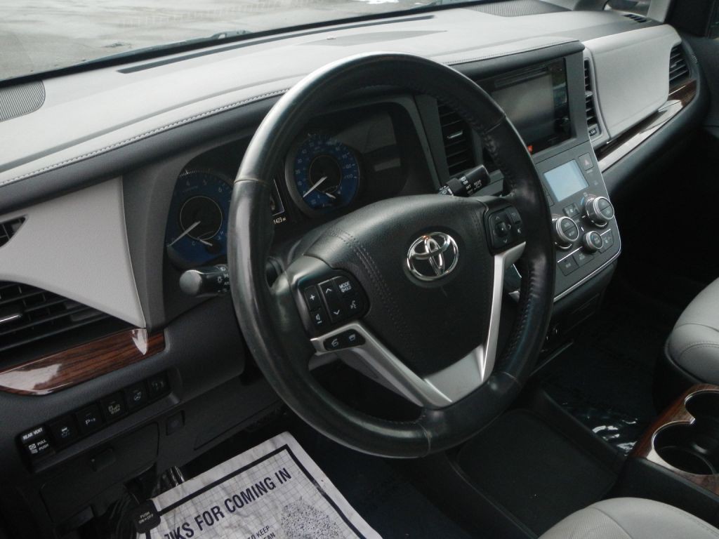 2015 Toyota Sienna Image 61