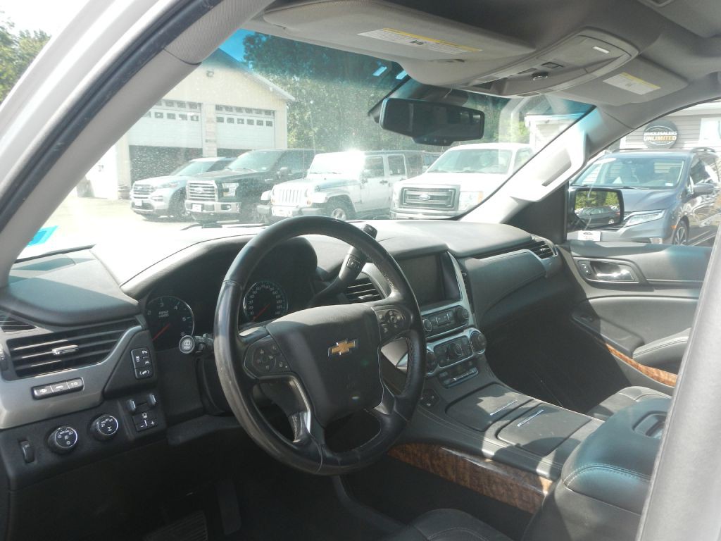 2017 Chevrolet Suburban Image 3