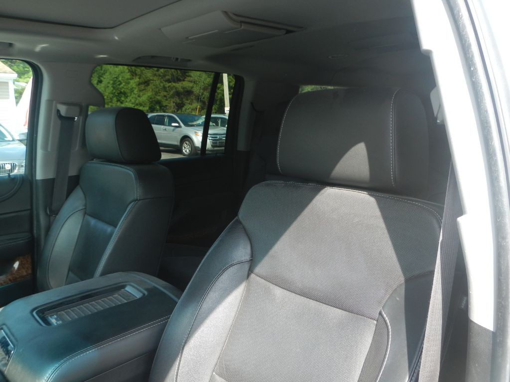 2017 Chevrolet Suburban Image 4