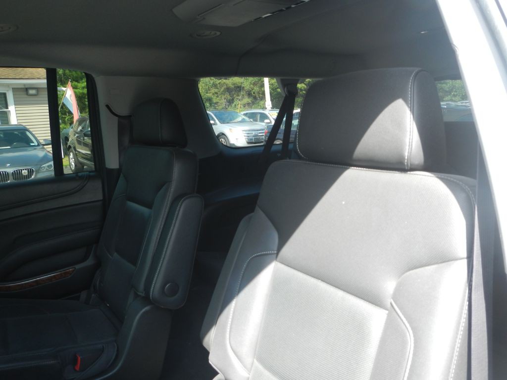 2017 Chevrolet Suburban Image 5