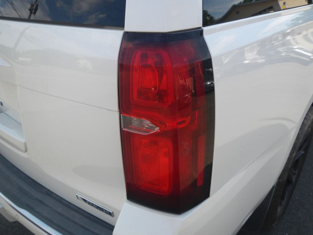 2017 Chevrolet Suburban Image 16