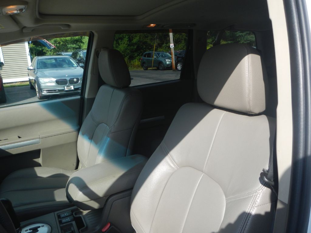 2011 Mitsubishi Endeavor Image 4