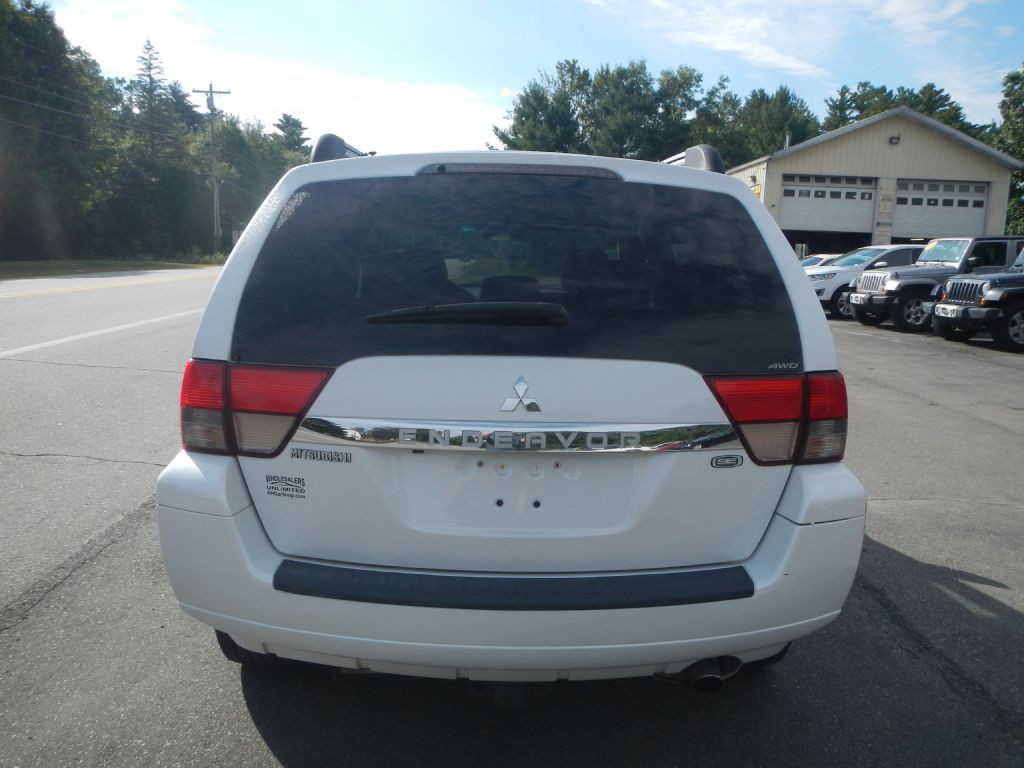 2011 Mitsubishi Endeavor Image 6