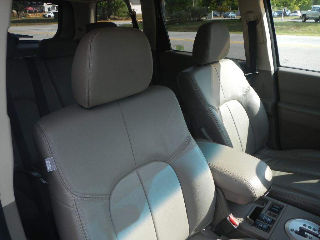 2011 Mitsubishi Endeavor Image 8