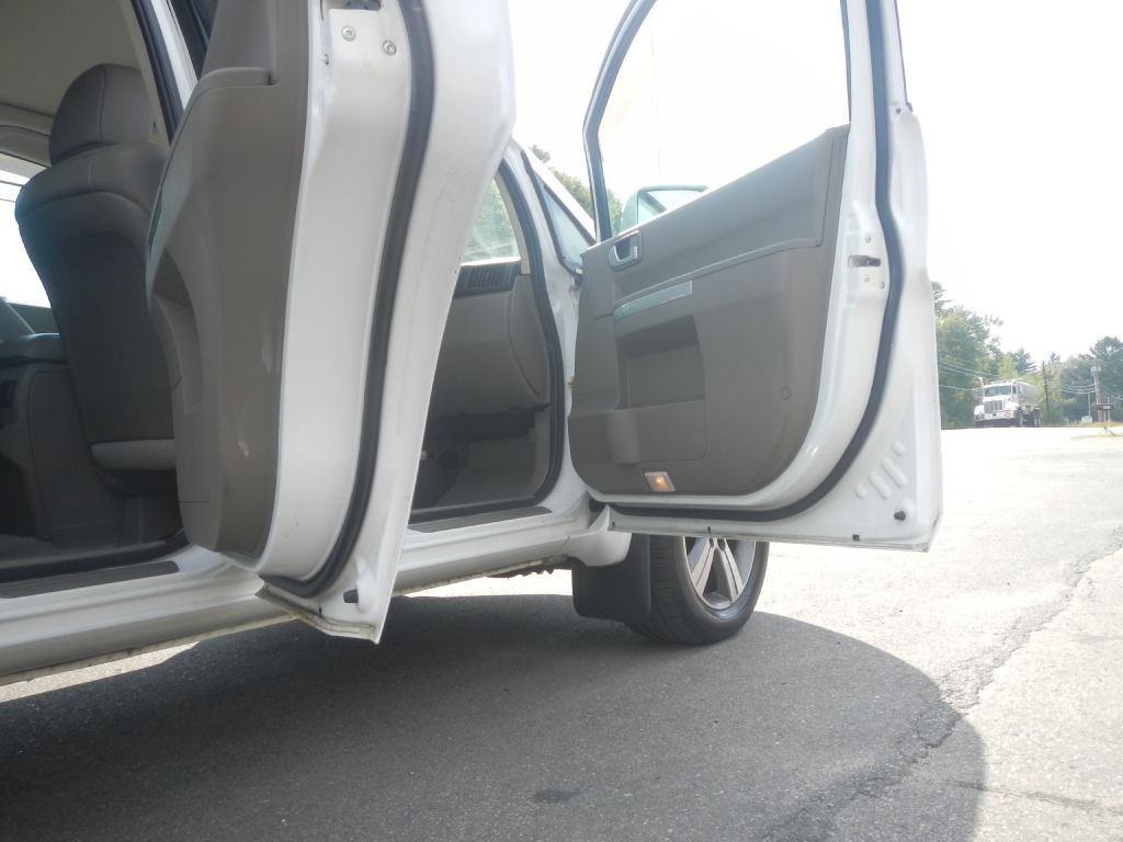 2011 Mitsubishi Endeavor Image 14