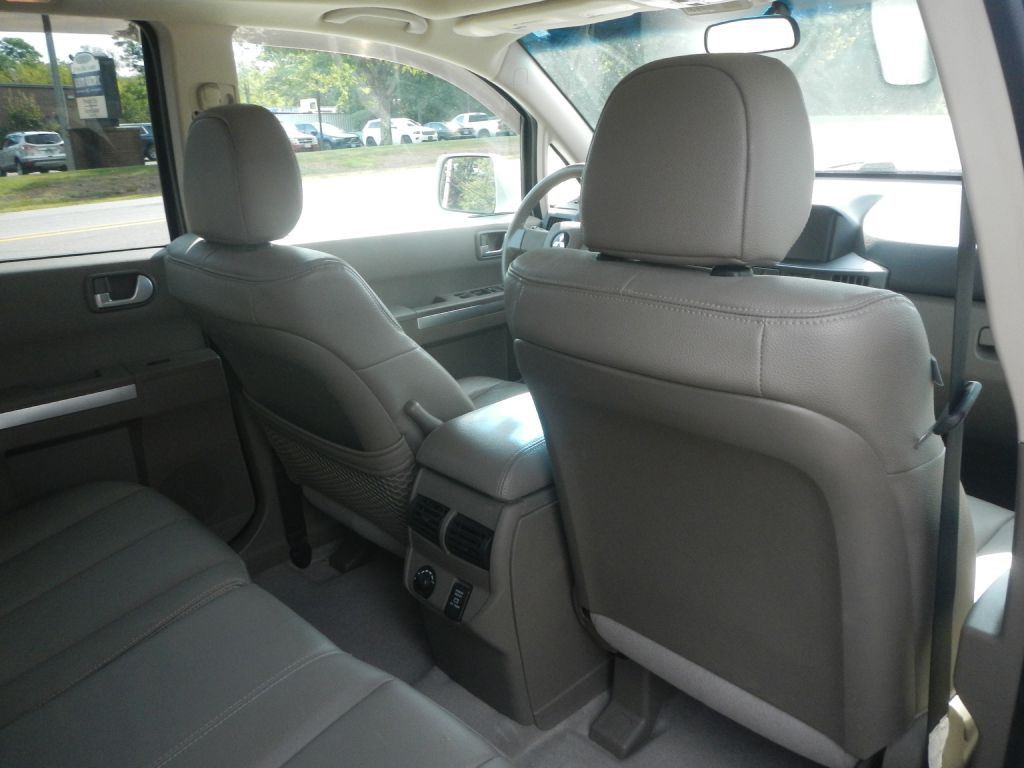 2011 Mitsubishi Endeavor Image 24