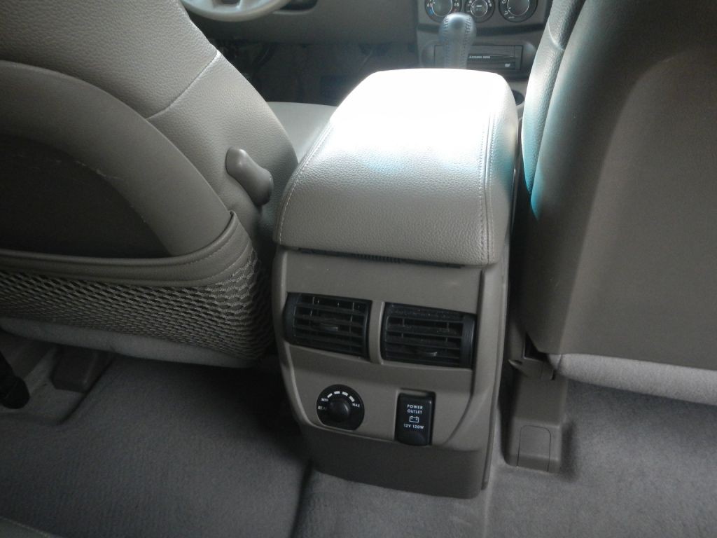 2011 Mitsubishi Endeavor Image 25