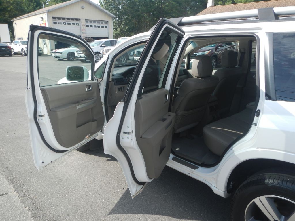 2011 Mitsubishi Endeavor Image 38