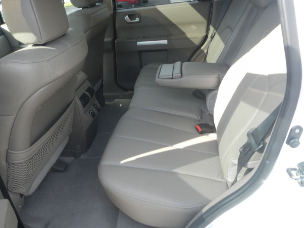 2011 Mitsubishi Endeavor Image 41